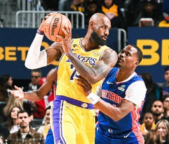 湖人客战活塞惜败连胜终止;詹姆斯准三双却难挽败局,上半场得分挂零引关注。 体育新闻