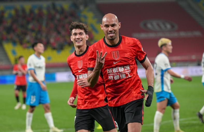  赛场风云变幻，京蓉之战如何破局？一场关于荣誉与韧性的绿茵博弈 体育新闻