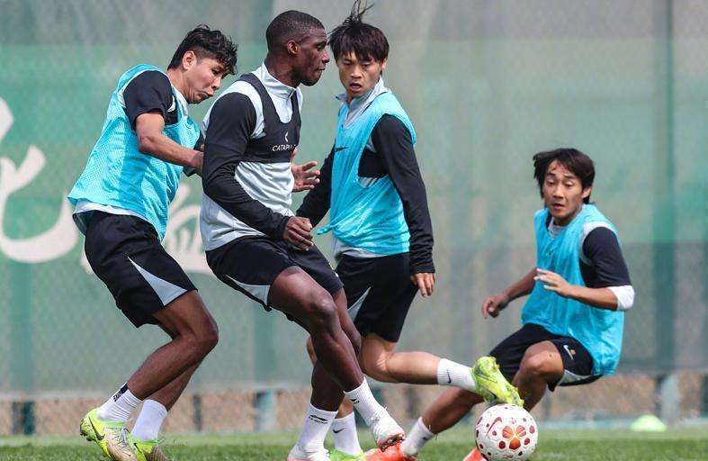  赛场风云变幻，京蓉之战如何破局？一场关于荣誉与韧性的绿茵博弈 体育新闻